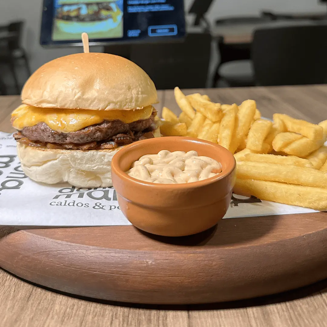 cehddar burguer com fritas